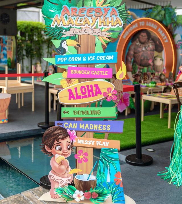 Keep your little ones entertained with a few exciting activities specially catered to your party. We bring you, tropical bowling, messy play, piñata and bouncy castle! 🌺✨🙌🏻Speak with @la_memoria now, link in bio.#LaMemoria #Moana #Luau #Maui #BirthdayParty #GameBooth #DIYWorkshop #KidsParty #PartyPlanner #PartyPlannerKL #PartyPlannerMY #EventPlanner #EventPlannerKL #EventPlannerMY